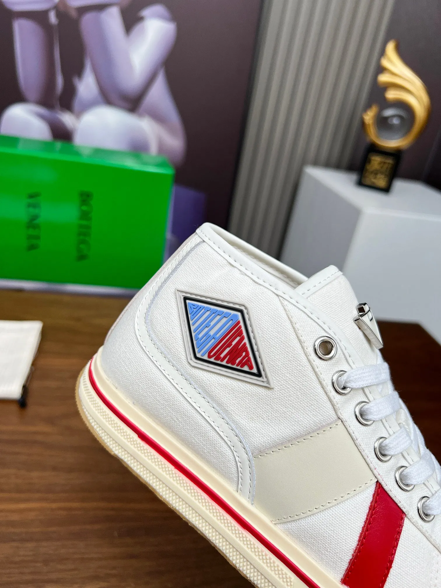 Men's men's shoes 💰520💰 Bottega Veneta BV's latest Eliot series retro basketball shoes casual sports canvas shoes 🔥Become a god when it is launched!🔥 Inspired by retro basketball sneakers, the color combination highlights youthful vitality and perfectly interprets the theme of youth and childlike innocence. The details are also very particular. The summer canvas brings excellent durability and comfort. Designs such as calfskin trim, rubber toe caps and hand-painted retro red lines are full of retro feel. The round toe and convex sole add a modern feel and are suitable for various styles. Easily create a fashionable atmosphere. The upper foot is the focus...can be worn as a couple's shoes...The red lines on each shoe edge are hand-painted, which adds more taste and attitude! ✦Fabric: Original customized high-density canvas + cowhide ✦Inner lining: original customized breathable canvas ✦Insole: movable latex cowhide insole ✦Sole: original molded non-slip and wear-resistant TPU material ✦Sole thickness: 3cm ✦Number of sizes: female size 35--40, female 40 is customized and non-returnable ✦Number: male size 39--45, male 45 is customized and non-returnable
